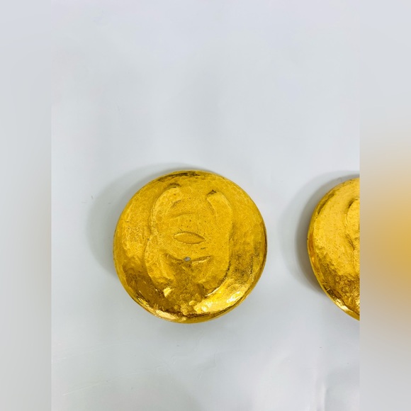 1993 Vintage Chanel CC LOGO Hammered Gold Plated Clip on Earrings - Picture 16 of 16